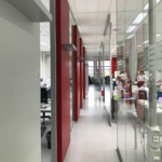 Laborfläche mit besonderem Fokus auf Akustiklösung unter Einhaltung der Labornormen umgesetzt durch b connect